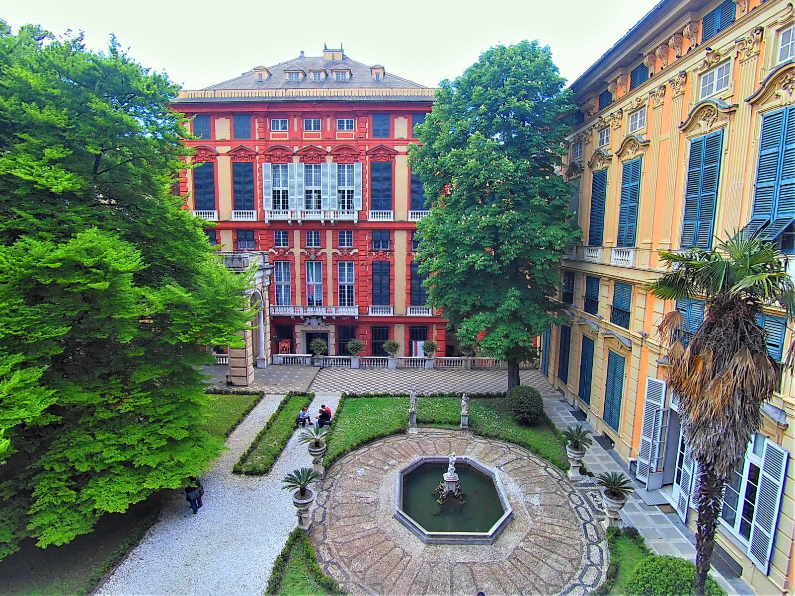 Palazzo Rosso visto dal giardino di Palazzo Bianco