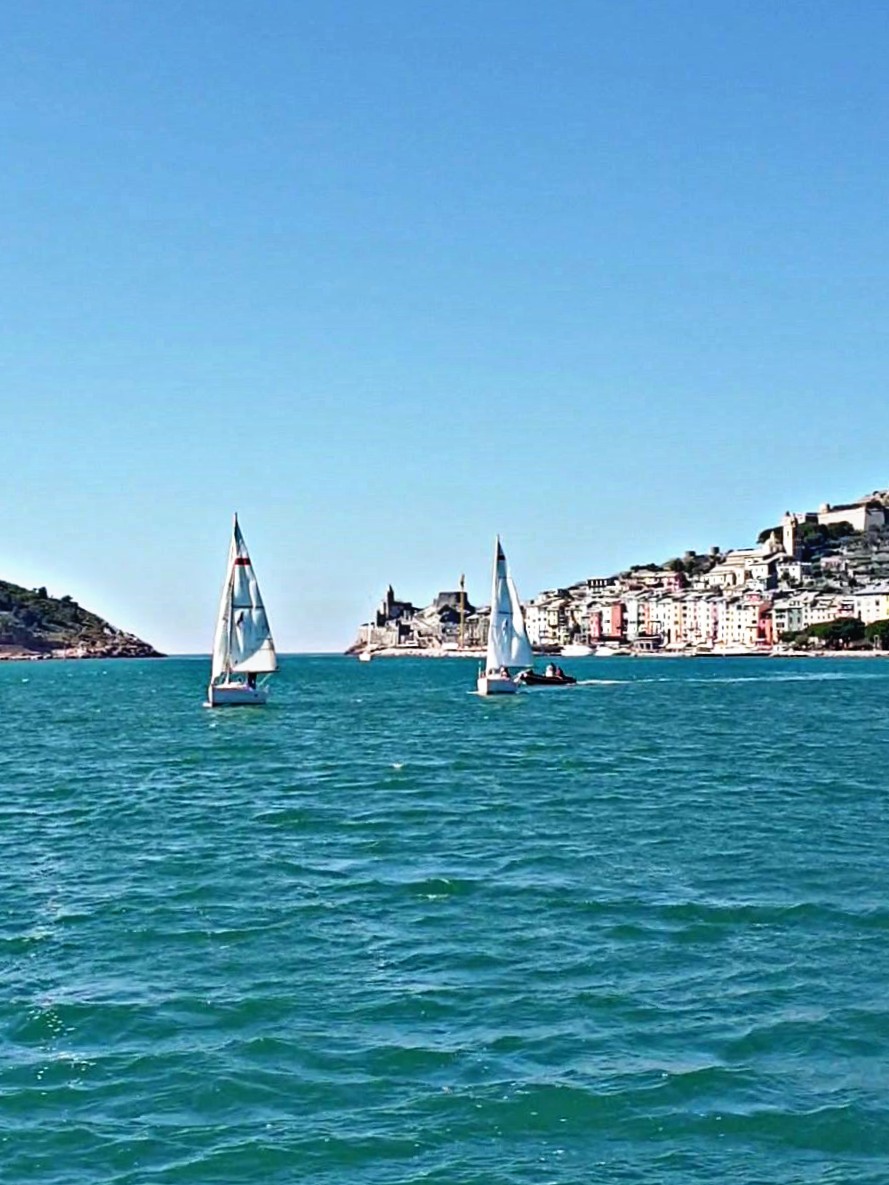 Barche a vela di fronte a Portovenere