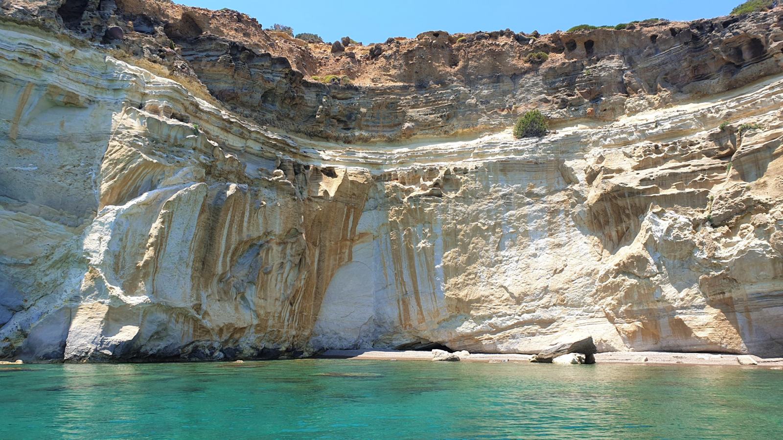 La costa multicolore dell'Isola di Milos