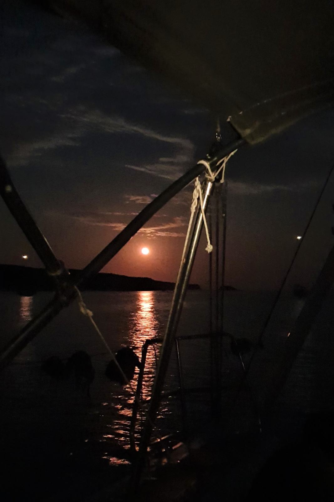 Notti di luna rossa in barca a vela