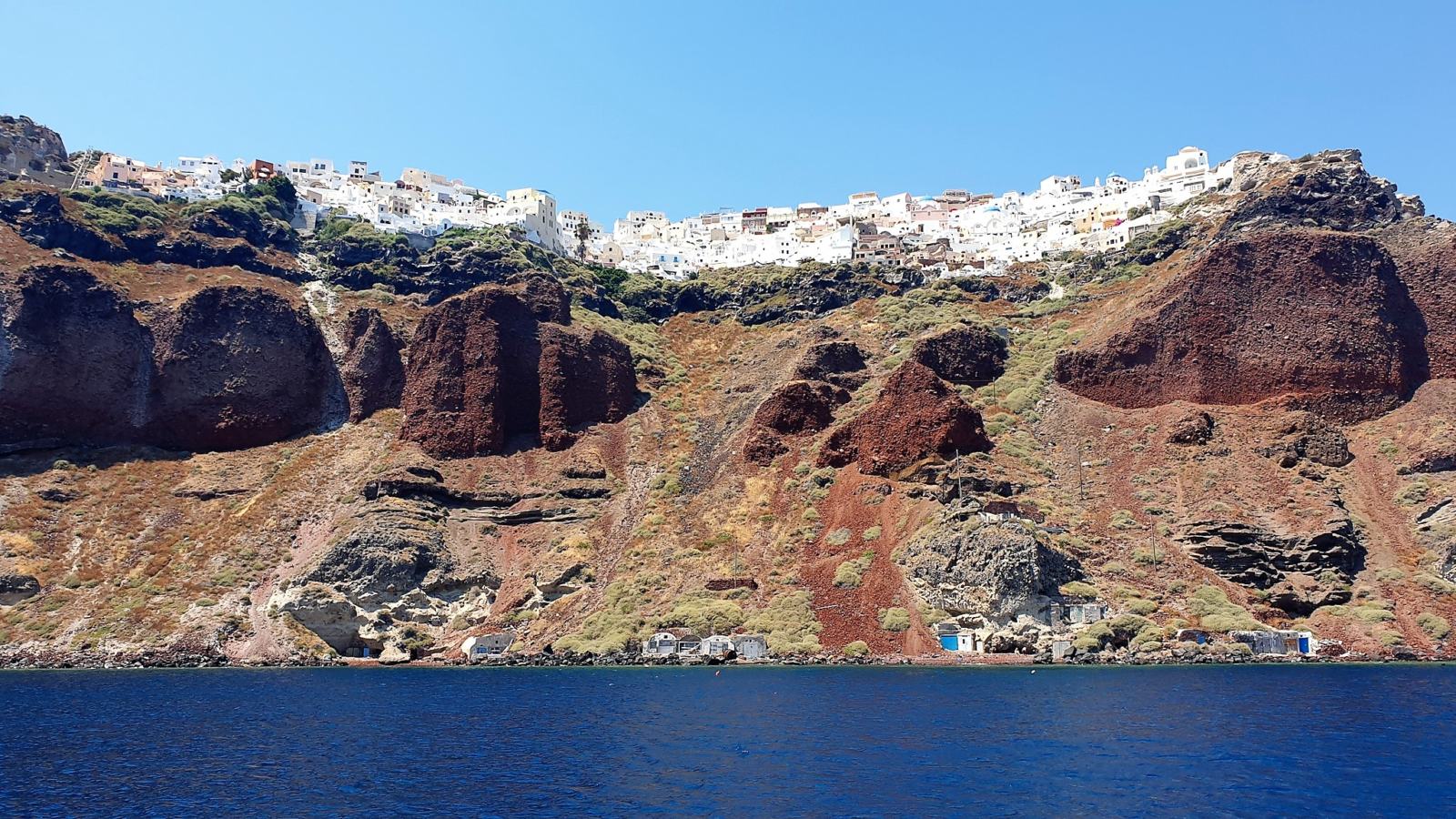 La terra rossa di Santorini