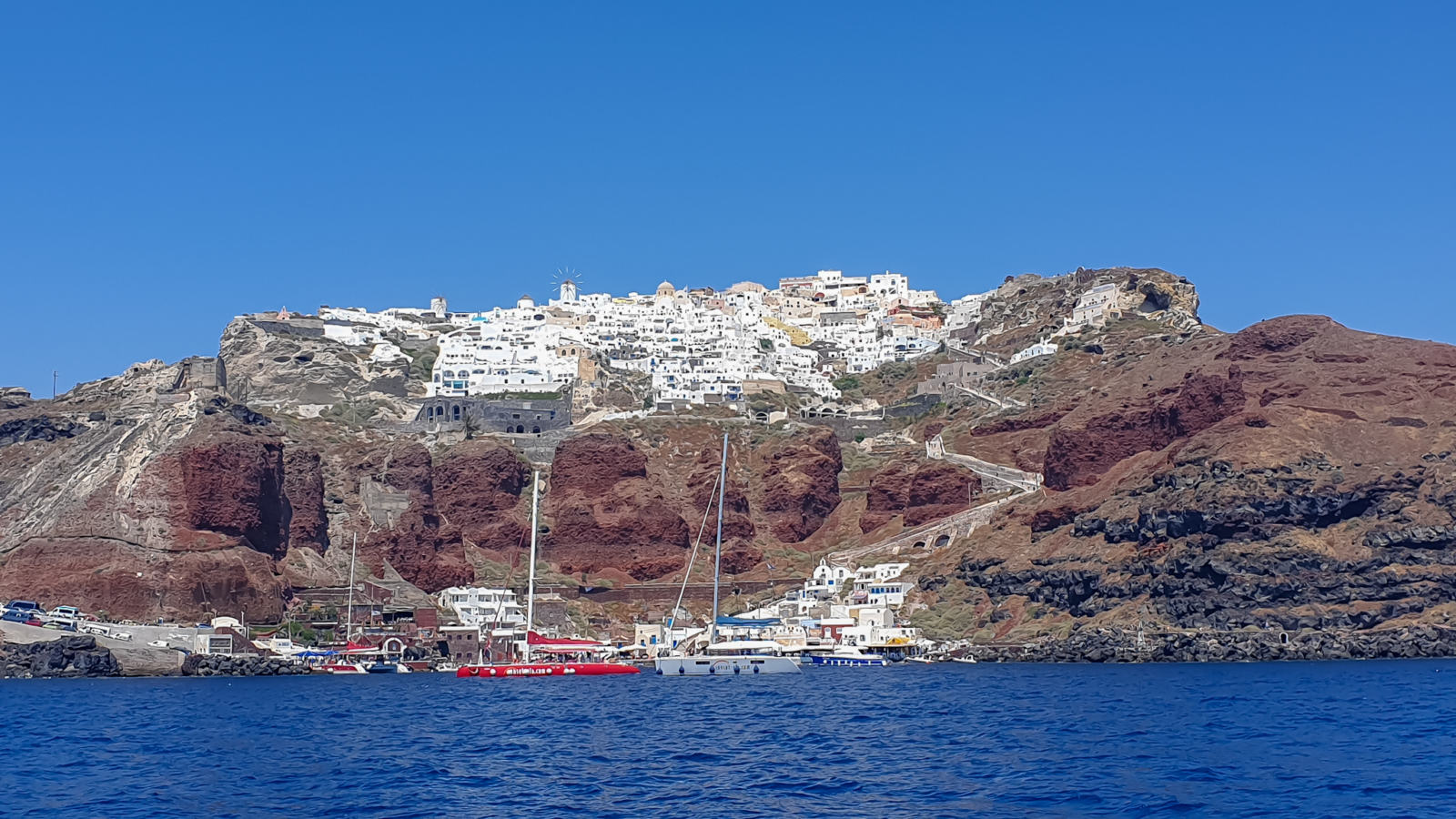 Isola di Santorini - Oìa vista dalla barca a vela