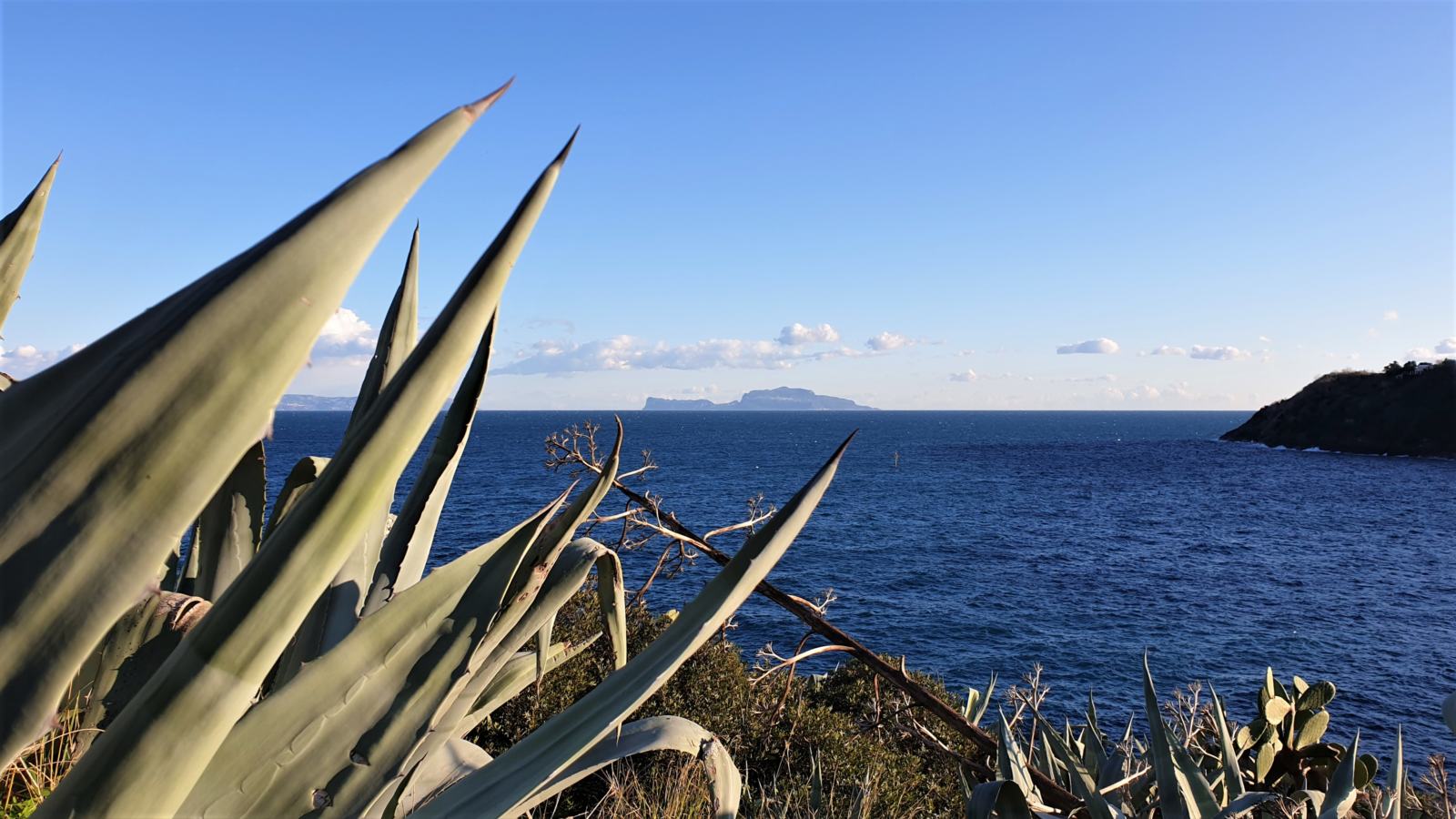 Il profilo dell'isola di Capri da Via Solchiaro