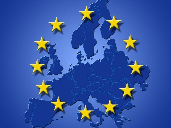 La bandiera dell'Europa: un cerchio di dodici stelle dorate a cinque punte su sfondo blu